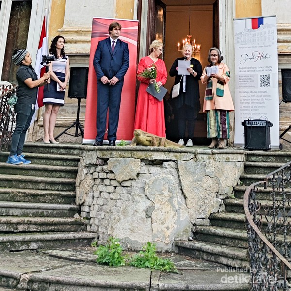 Duta Besar RI Praha Kenssy D. Ekaningsih didampingi oleh wali kota Hlubos serta pemilik Hlubos Castle, dalam pembukaan acara Indonesian Day Duta Besar RI Praha Kenssy D. Ekaningsih didampingi oleh wali kota Hlubos serta pemilik Hlubos Castle, dalam pembukaan acara Indonesian Day
