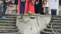 Duta Besar RI Praha Kenssy D. Ekaningsih  didampingi oleh wali kota Hlubos serta pemilik Hlubos Castle, dalam pembukaan acara Indonesian Day