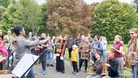 Antusiasme penonton saat bermain angklung bersama tim arumba KBRI Praha.