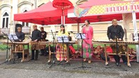 Tim arumba KBRI Praha dalam balutan busana beskap dan baju bodo tampil memukau dengan membawakan tiga buah lagu.
