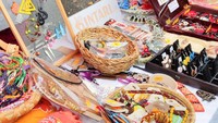 Pameran barang kerajinan khas Indonesia di stand milik Yayasan Kintari.