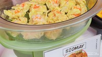 Siomay kuah kacang menjadi teman yang pas untuk menikmati perayaan Indonesian Day di tengah cuaca dingin kala itu.