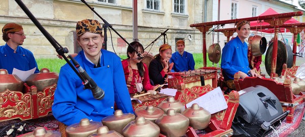 Kelompok gamelan Wirama Galih Prague yang terdiri dari warga negara Indonesia dan Ceko, sedang bersiap menghibur para pengunjung yang datang. Kelompok gamelan Wirama Galih Prague yang terdiri dari warga negara Indonesia dan Ceko, sedang bersiap menghibur para pengunjung yang datang.