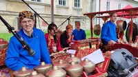 Kelompok gamelan Wirama Galih Prague yang terdiri dari warga negara Indonesia dan Ceko, sedang bersiap menghibur para pengunjung yang datang.