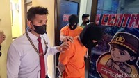 Kasus pembalakan liar itu baru diketahui pada akhir Juni silam oleh pihak Perhutani selaku pemilik kawasan. Mereka kemudian berkoordinasi dengan pihak kepolisian, hingga akhirnya dua pelaku masing-masing inisial K alias Gun dan US.
