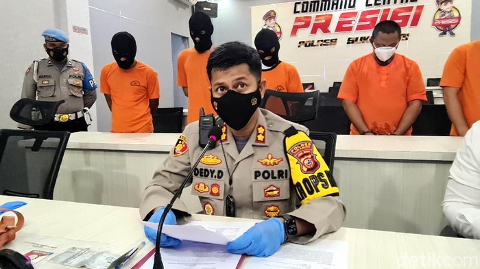 Polisi Bekuk Pelaku Pembalakan Liar Polisi membekuk pelaku Illegal logging atau penebangan liar. Mereka beraksi di Perhutani Resort Pemangkuan Hutan (RPH) Cimahpar, Kabupaten Sukabumi.