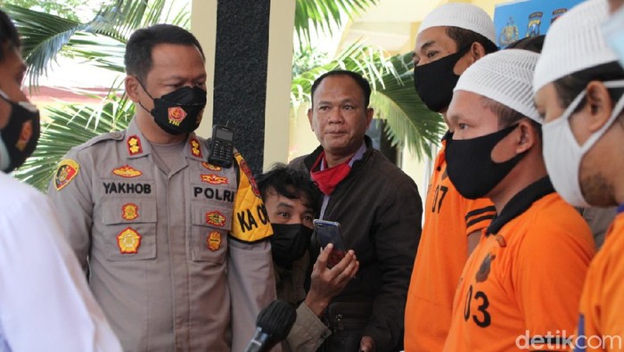 Seorang penjual jamu di Magetan dibekuk polisi. Sebab, obat-obatan yang dijual tidak memiliki izin edar resmi.
