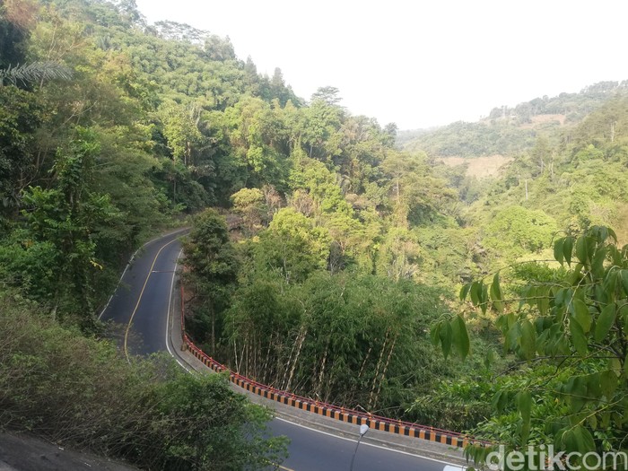 Potret Jalan Cadas Pangeran yang punya jurang 800 MDPL