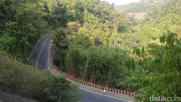 Potret Jalan Cadas Pangeran yang punya jurang 800 MDPL