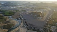 Menurut Federation Internationale de Motocyclisme (FIM), sirkuit ini menggunakan aspal terbaik di dunia. 
