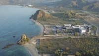 Dibangun sebagai venue balap motor internasional, kawasan Sirkuit Mandalika juga dilengkapi dengan sejumlah penginapan berbagai tipe. Mulai dari penginapan murah yang berjenis homestay dengan tarif berkisar mulai Rp55 ribu hingga Rp700 ribuan per malam dan tipe penginapan yang premium seperti hotel-hotel berbintang dengan kisaran tarif lebih mahal mulai dari Rp800 ribuan hingga Rp3 jutaan per malamnya.