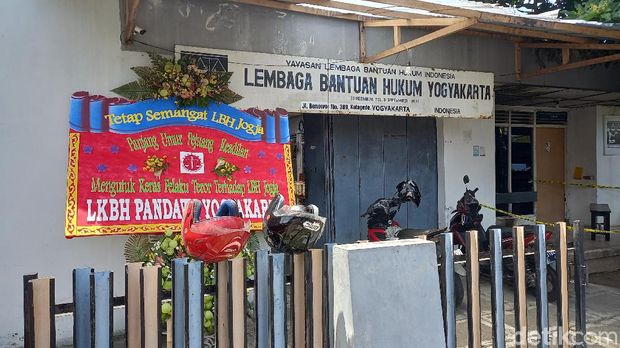 Potret terkini Kantor LBH Yogyakarta usai diteror molotov pada Sabtu (18/9) lalu. Foto diambil Senin (20/9/2021).