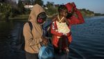 Potret Warga Haiti Ramai-ramai Seberangi Sungai Demi Menuju AS