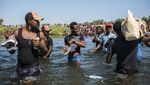 Potret Warga Haiti Ramai-ramai Seberangi Sungai Demi Menuju AS