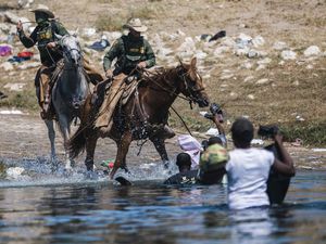 Bikin Geger, AS Setop Pakai Kuda untuk Halau Migran Haiti