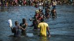 Potret Warga Haiti Ramai-ramai Seberangi Sungai Demi Menuju AS