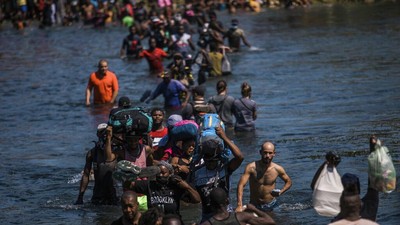 Potret Warga Haiti Ramai-ramai Seberangi Sungai Demi Menuju AS