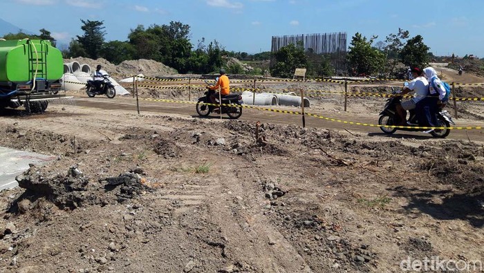 Pembangunan fisik proyek jalan tol Yogya-Solo sudah mulai dikerjakan di Boyolali. Saat ini progres pembangunan fisik baru mencapai 10 persen.
