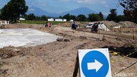 Pembanguan fisik tersebut, yakni pengerjaan struktur bangunan. Kemudian juga untuk struktur jembatan. Selain itu juga ada penimbunan-penimbunan lahan.