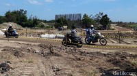 Lahan sawah sudah mulai diuruk. Termasuk di sebalah barat Mapolsek Banyudono yang akan menjadi pintu masuk jalan tol itu, juga sudah mulai diuruk.