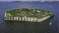 7. Fort Carroll, ASSumber: patgavinHanya dengan US$ 31.500 Anda dapat menjadi pemilik pulau pribadi buatan yang bersejarah ini. Dibangun pada tahun 1848 untuk melindungi kota Baltimore. Tapi untuk membelinya ada 1 syarat yang harus dilakukan, Anda harus merenovasi benteng yang ada di atasnya. Seorang pebisnis lokal mencoba merenovasi pulau dan mengubahnya menjadi hotel, pusat konferensi, kasino, dan bahkan penjara, tetapi upaya ini tidak berhasil. Sebab pulau ini adalah situs konservasi penting untuk burung camar dan bangau, jadi Anda tidak dapat melakukan pekerjaan konstruksi besar, karena dapat menakuti burung. Jadi bingung sendiri bagi calon pembeli.