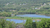 5. Pulau McGibbon, KanadaSumber: Larry BookerPulau McGibbon adalah sebuah pulau kecil yang belum berkembang di Sungai St. Johns, di New Brunswick, Kanada. Pulau ini dijual dengan harga US$ 29.900. Satu-satunya hal yang membuat pulau ini tak laku adalah setiap musim semi, air banjir menutupi seluruh pulau. Meskipun di musim lainnya pulau ini merupakan tempat yang bagus untuk berkemah yang indah.