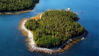 2. Pulau Little Rocky, KanadaSumber: Vladi Private IslandsPulau ini memiliki luas 8 hektar dengan pantai berpasir putih, kondisi alam yang terpelihara dengan baik, dan hutan pinus. Tidak ada properti lain di sana, sangat privasi. Harganya hanya US$ 74.500. Alasan mengapa pulau ini tak kunjung laku, mungkin karena pasar Kanada dibanjiri pulau pribadi.