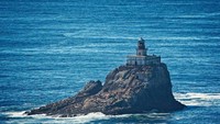 3. Pulau Tillamook, ASSumber: Wintermeyer PhotographyPulau Tillamook sebenarnya bukanlah pulau sesungguhnya. Pulau ini adalah sebuah batu dengan mercusuar di lepas pantai Oregon. Harga asli Pulau Tillamook adalah US$ 500.000, dan sekarang turun menjadi hanya $50.000. Alasan pulau ini tak kunjung laku karena ombak menyapu seluruh bagian pulau dan cerita-cerita menyeramkan. Pulau ini lekat dengan berbagai legenda, mitos, dan bahkan tragedi yang akhirnya menakuti calon pembeli.