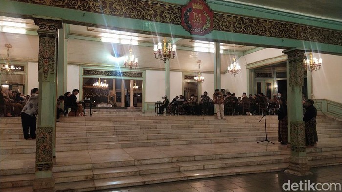Pura Mangkunegaran menggelar peringatan 40 hari wafatnya KGPAA Mangkunegara IX, Senin (20/9/2021).