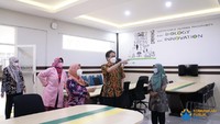 Rektor ITS Rektor ITS (dua dari kanan) saat peninjauan perkuliahan hibrida di Fakultas Sains dan Analitika Data ITS. Foto: Komunikasi Publik ITS