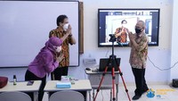 Rektor dan dosen ITS menyapa secara virtual para peserta perkuliahan hybrid di Departemen Teknik Kimia, Fakultas Teknologi Industri dan Rekayasa Sistem ITS. Foto: Komunikasi Publik ITS