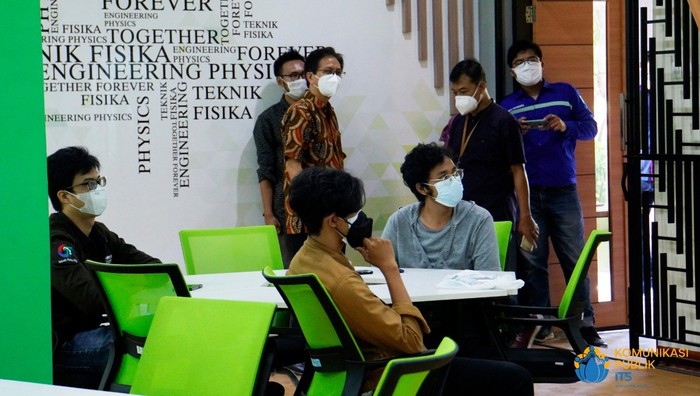 Rektor ITS di kuliah hybrid Departemen Teknik Fisika ITS. Rektor ITS di kuliah hybrid Departemen Teknik Fisika ITS, Senin (20/9/2021).