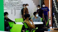 Institut Teknologi Sepuluh Nopember (ITS), Surabaya menggelar perkuliahan hybrid mulai Senin (20/9/2021). Kuliah hybrid atau campuran kuliah daring dan luring di ITS ini dilaksanakan setelah uji coba khusus untuk mahasiswa angkatan 2020 domisili Surabaya pada Mei 2021. Rektor ITS Prof. Dr. Ir. Mochamad Ashari MEng meninjau langsung proses perkuliahan hybrid di Departemen Teknik Fisika ITS, Senin (20/9/2021). Foto: Komunikasi Publik ITS