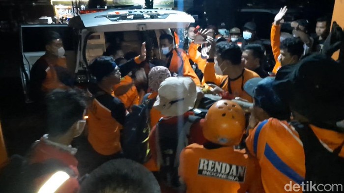 Relawan mengevakuasi pendaki tewas di jalur Cemoro Kandang Gunung Lawu, Tawangmangu, Karanganyar, Senin (21/9/2021).