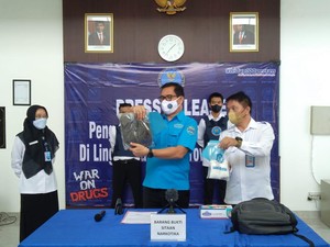 Sembunyikan Setengah Kg Sabu di Sandal, Kurir Narkoba Ditangkap BNN Banten