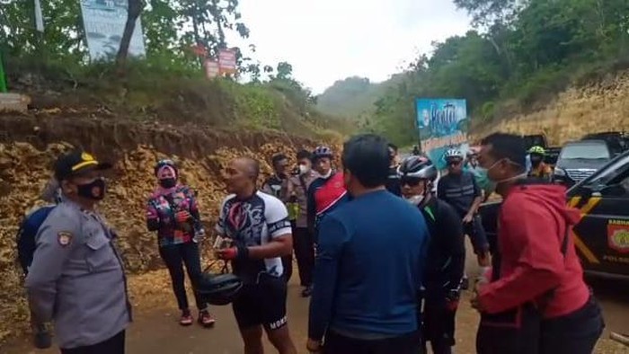 Rombongan Gowes Pemkot Malang Paksa Masuk Pantai Malang Selatan