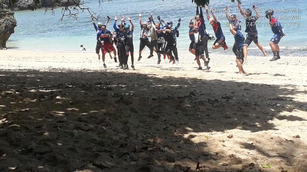 Rombongan Gowes Pemkot Malang Paksa Masuk Pantai Malang Selatan Rombongan Gowes Pemkot Malang Paksa Masuk Pantai Malang Selatan