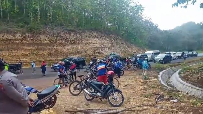 Rombongan Gowes Pemkot Malang Paksa Masuk Pantai Malang Selatan