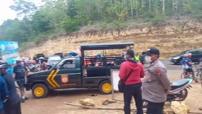 Rombongan Gowes Pemkot Malang Paksa Masuk Pantai Malang Selatan