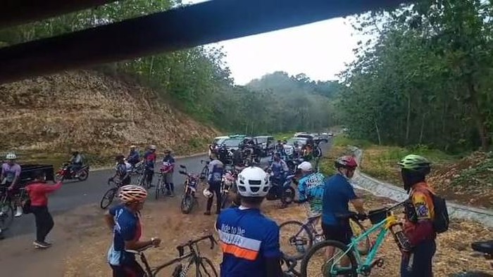 Rombongan Gowes Pemkot Malang Paksa Masuk Pantai Malang Selatan