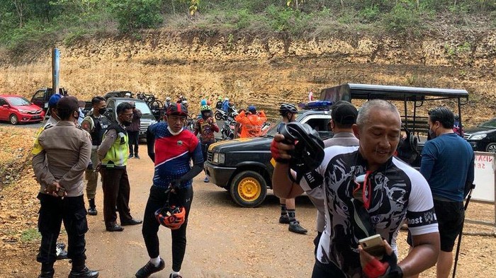 Rombongan Gowes Pemkot Malang Paksa Masuk Pantai Malang Selatan