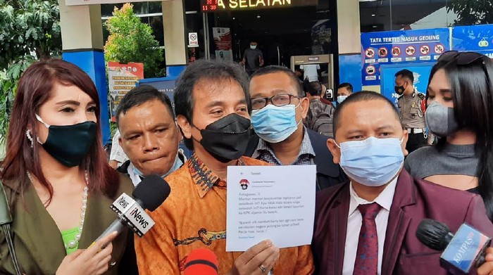 Roy Suryo polisikan Ferdinand Hutahaean soal 'Mantan Menteri Sebodoh Itu' Roy Suryo polisikan Ferdinand Hutahaean soal 'Mantan Menteri Sebodoh Itu'