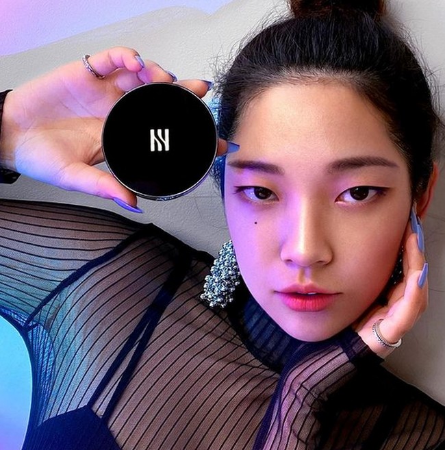 Dikembangkan dengan teknologi AI (artificial intelligence), Rozy bisa berpose layaknya model. Seperti inilah pose Rozy bak model. Foto: dok. Instagram/@rozy.gram