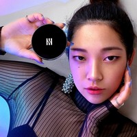 Dikembangkan dengan teknologi AI (artificial intelligence), Rozy bisa berpose layaknya model. Seperti inilah pose Rozy bak model. Foto: dok. Instagram/@rozy.gram