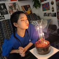 Bahkan Rozy bisa berpose layaknya meniup lilin. Foto: dok. Instagram/@rozy.gram