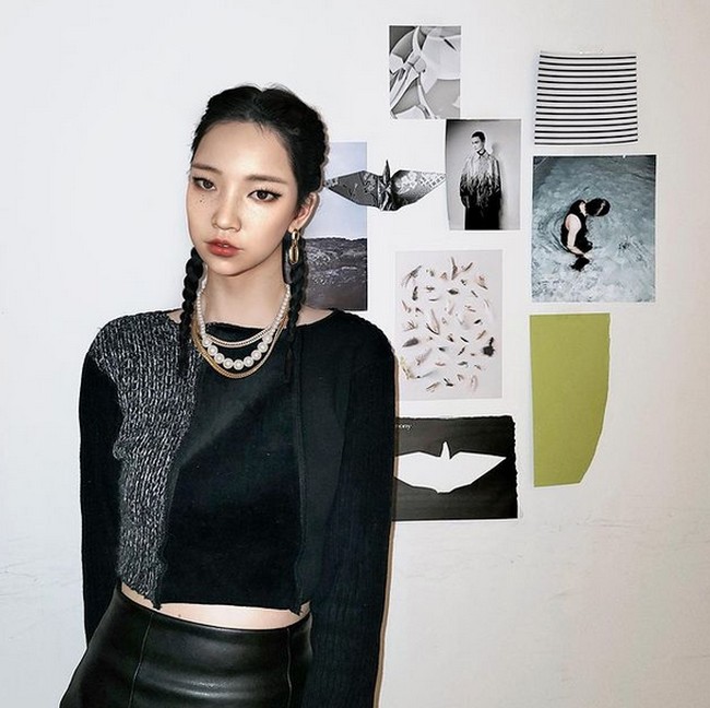 Perkenalkan sang influencer bernama Rozy. Rozy merupakan influencer media sosial virtual pertama dari Korea Selatan. Foto: dok. Instagram/@rozy.gram