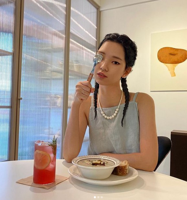 Layaknya manusia, Rozy memiliki identitas diri. Seperti dikutip dari Dexerto, Rozy dikenal sebagai fashionista berusia 22 tahun yang menyukai yoga, dan travelling. Foto: dok. Instagram/@rozy.gram