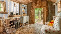 Rumah pohon Winnie the Pooh disewakan untuk tanggal 24 dan 25 September dengan harga sekitar USD 130 per malam. Ulasan Airbnb akan digunakan dalam mempertimbangkan penyewa untuk setiap malam.