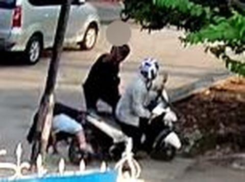 Screenshot rekaman CCTV pembacokan di Palembang (dok. Istimewa)