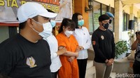 Dari aksinya itu dia meraup keuntungan mulai Rp 25 juta hingga Rp 50 juta per bulan.